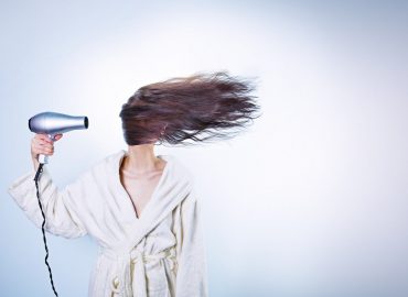 Dôsledná starostlivosť o zdravé vlasy – čo by vám nemalo chýbať?