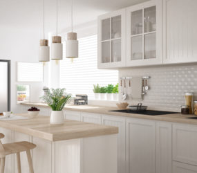 Biele kuchyne – ako pridať farbu a nerozbiť elegantný dizajn?