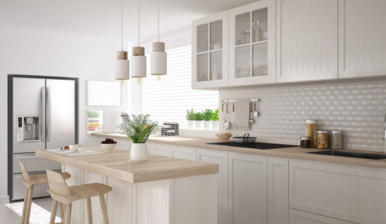Biele kuchyne – ako pridať farbu a nerozbiť elegantný dizajn?