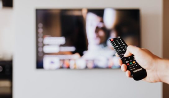 7 nesporných výhod internetovej televízie v porovnaní s bežnou TV