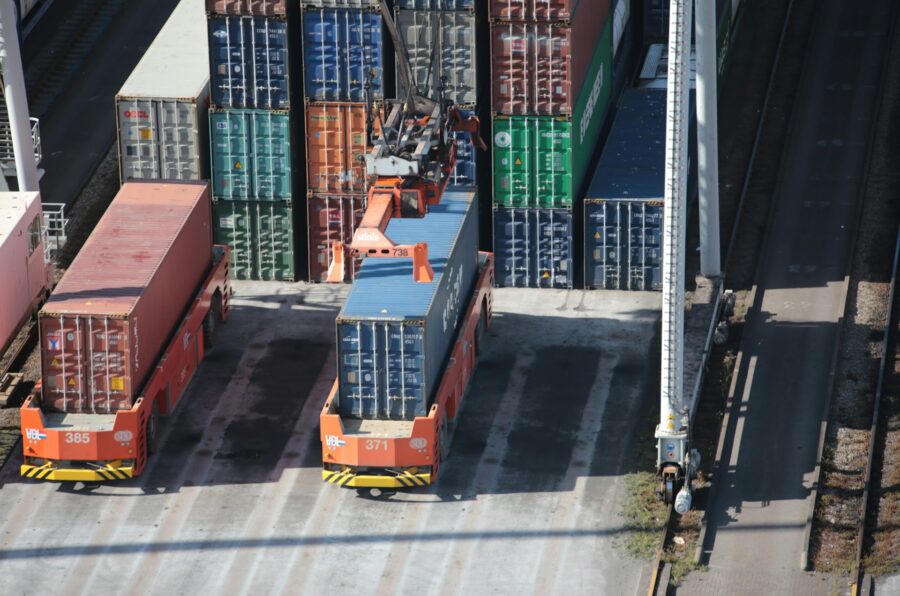 Akým spôsobom námorná doprava ovplyvňuje globálnu ekonomiku a prečo je tak dôležitá?