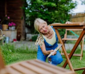 Tipy pre údržbu a starostlivosť o drevený záhradný nábytok