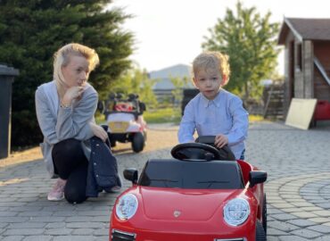Prečo svojmu dieťaťu zaobstarať elektrické autíčko na vozenie