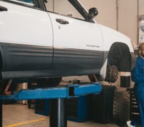 Dvojstĺpový zdvihák: Ako si vybrať správny dvojstĺpový zdvihák do autoservisu alebo garáže
