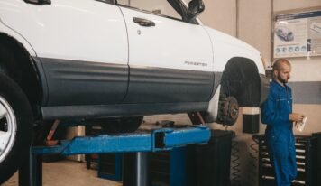Dvojstĺpový zdvihák: Ako si vybrať správny dvojstĺpový zdvihák do autoservisu alebo garáže